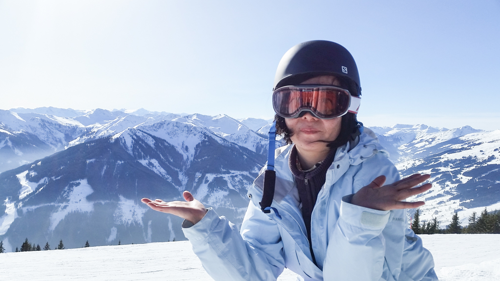 Kumiko above the roofs of Saalbach-Hinterglemm